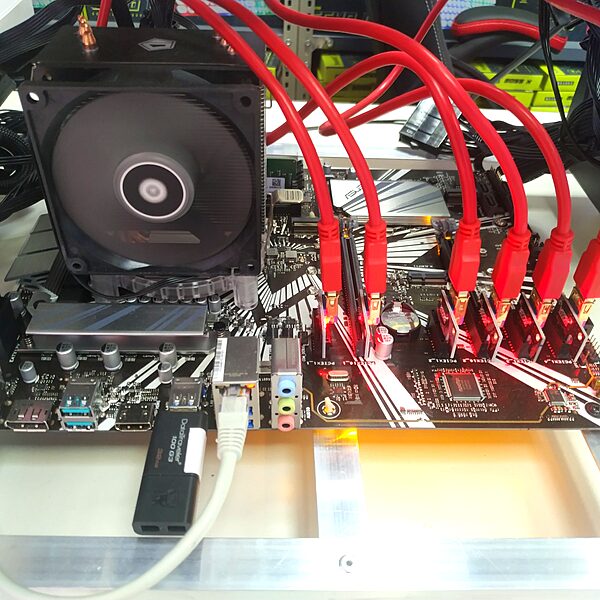 Servidor con placa madre y cables — trabajo técnico