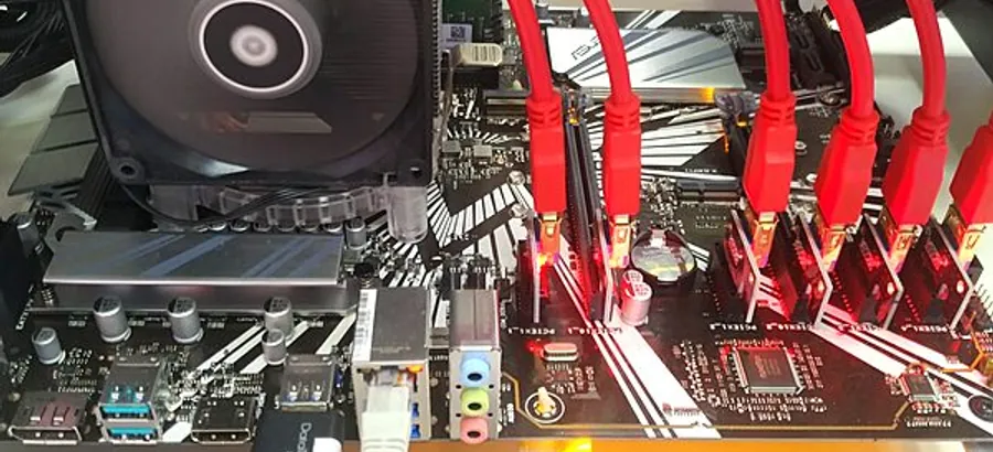 Servidor con placa madre y cables — trabajo técnico