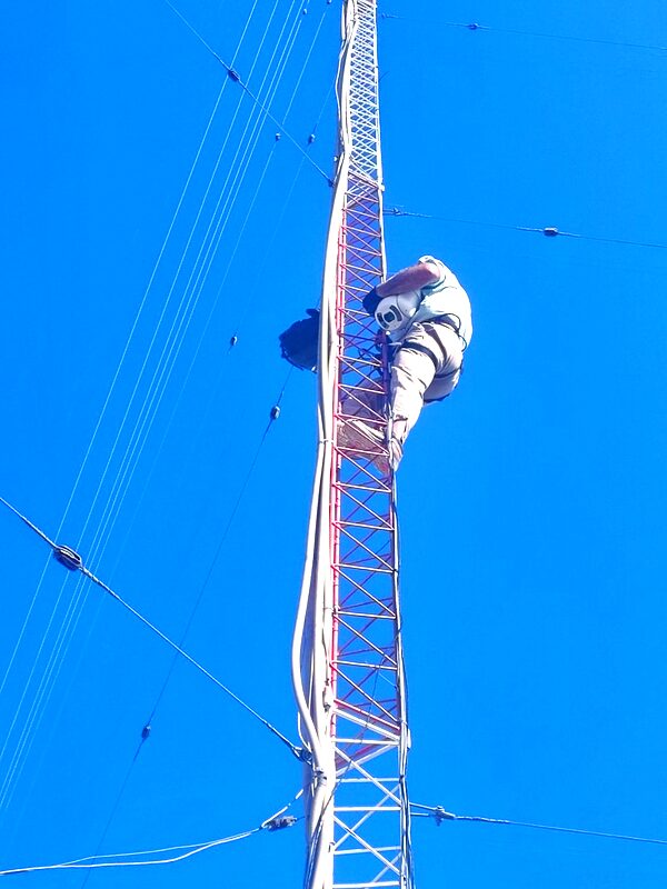 Instalación de antenas en torre — trabajo en altura