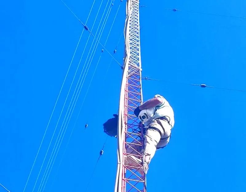Instalación de antenas en torre — trabajo en altura