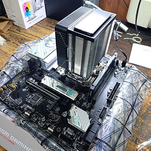 Motherboard gaming con cooler tower — armado a medida