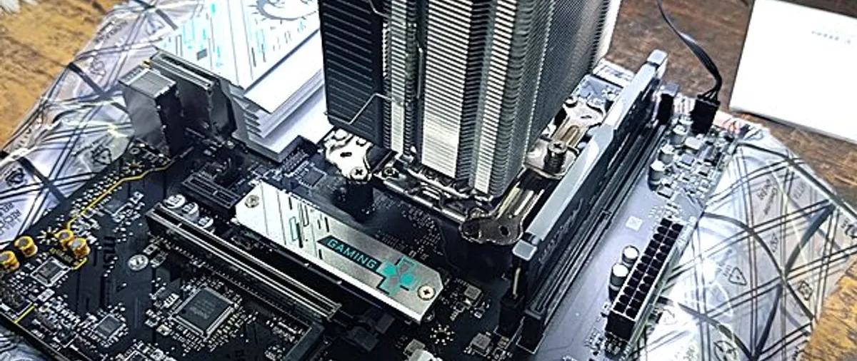 Motherboard con cooler — armado de PC a medida