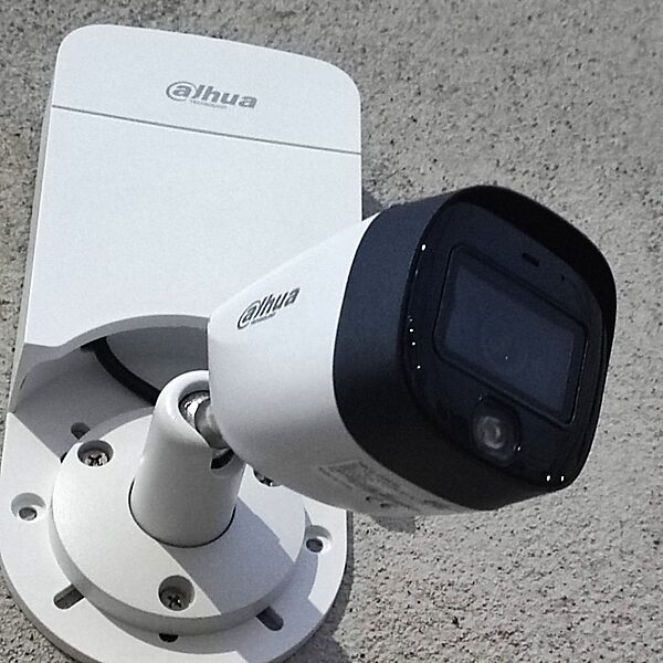 Cámara Dahua bullet instalada en exterior