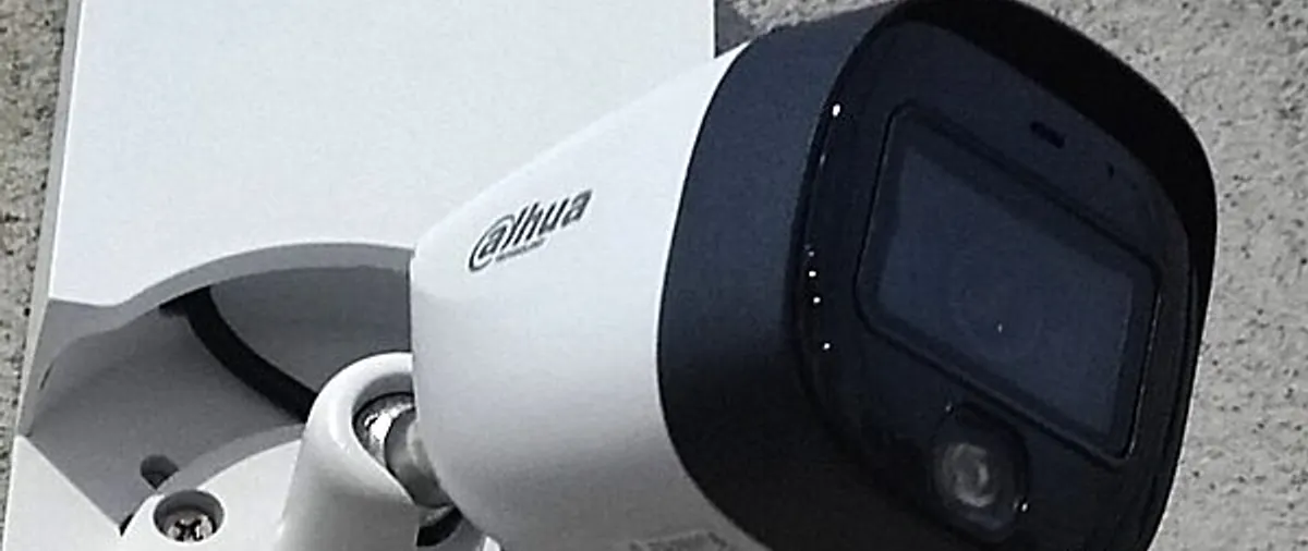 Cámara Dahua bullet instalada en exterior