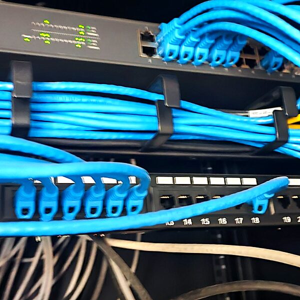 Rack con patchera y cables de red Cat6
