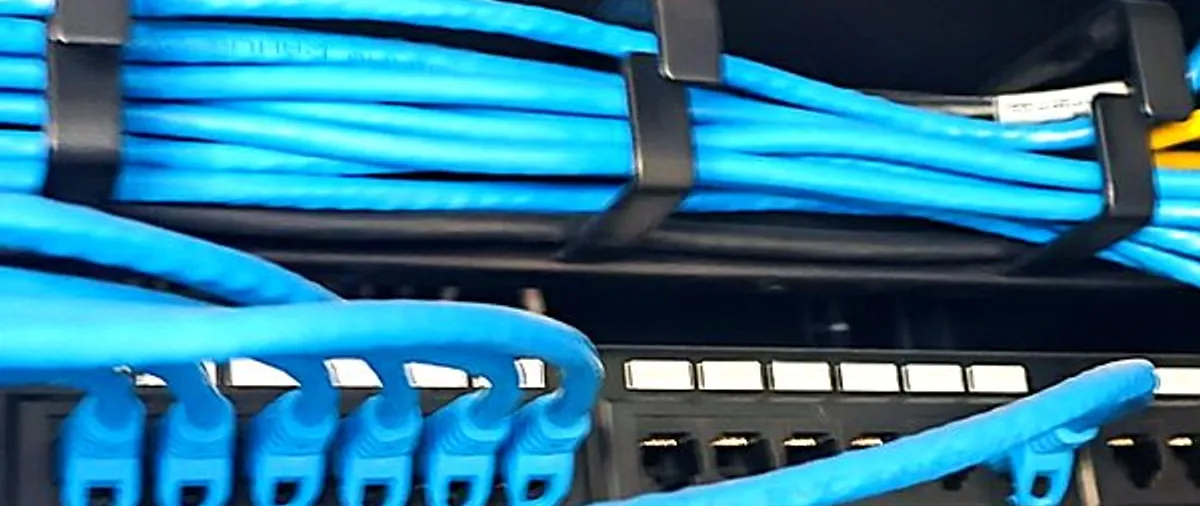 Rack con patchera y cables de red Cat6