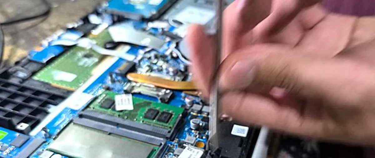 Reparación de notebook — trabajo sobre motherboard